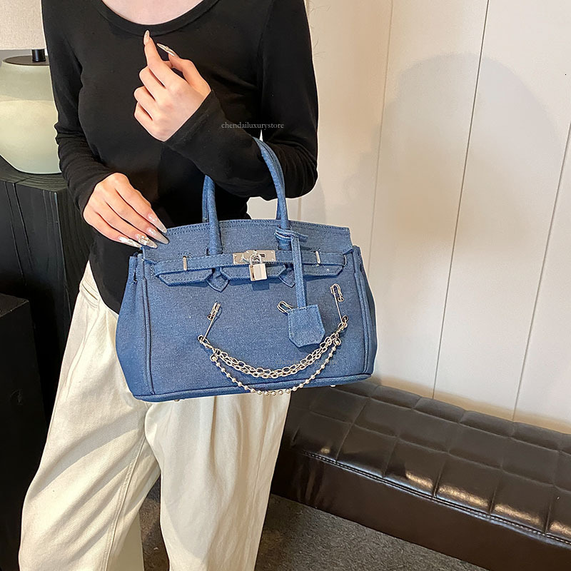 2025 Women's Personalized Denim Handbag Designer, Worn-out Needle Chain Shoulder Crossbody Bag, Flip Metal Buckle Casual Storage Bag, Commuting B