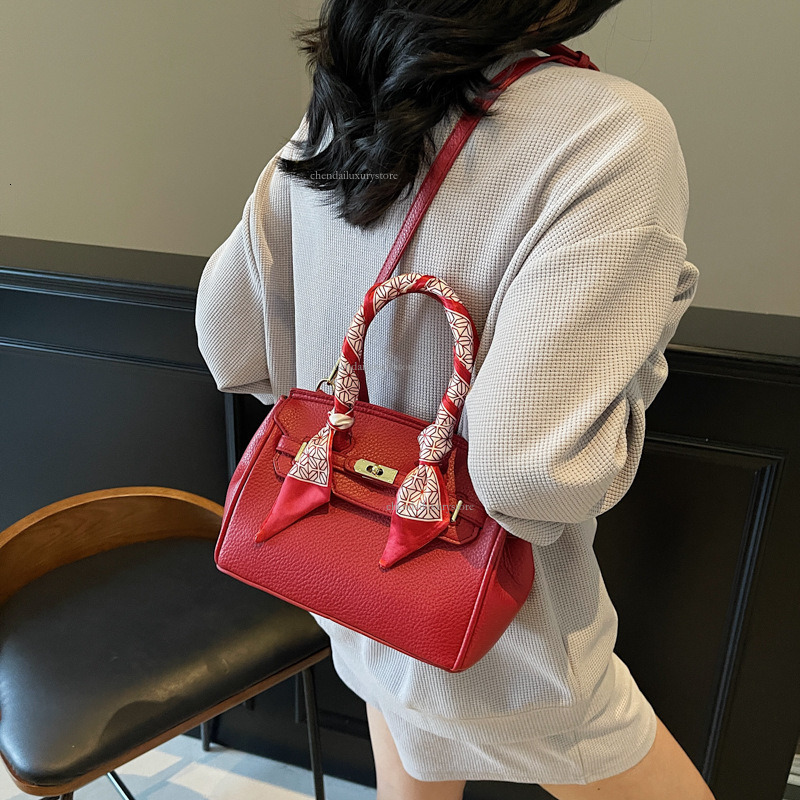 Fashionable Women's Designer Bag High-end Scarf Buckle Retro Trendy Handbag European And American Casual Crossbody Bag Workplace Storage Commutin