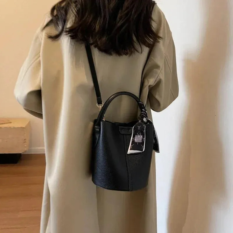 Free Shipping Shoulder Bags Designer Solid Interior Compartment Women's Handbags 2025 High Quality For Women Designer Bag Luxury Bag Tote Bag