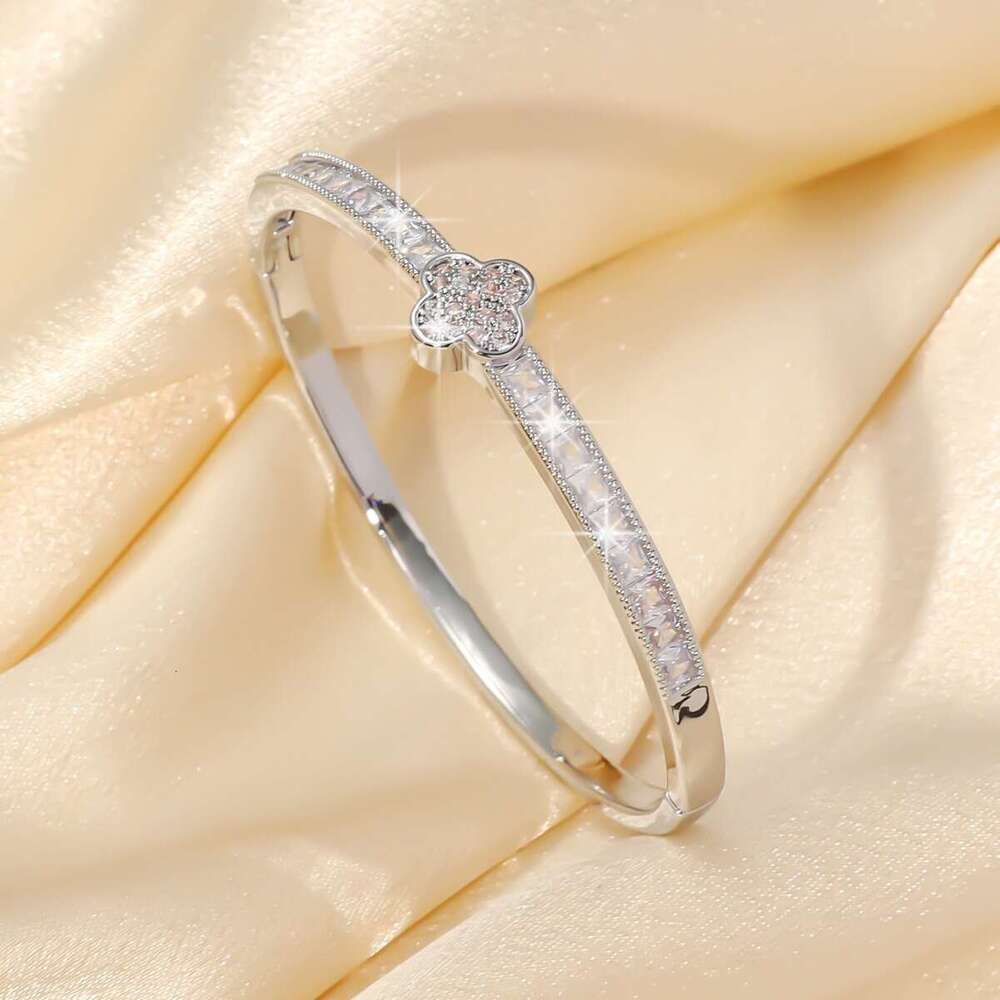 2025 clover bracelet and atmospheric setting with zircon ,Instagram personalized designer jewelry with box