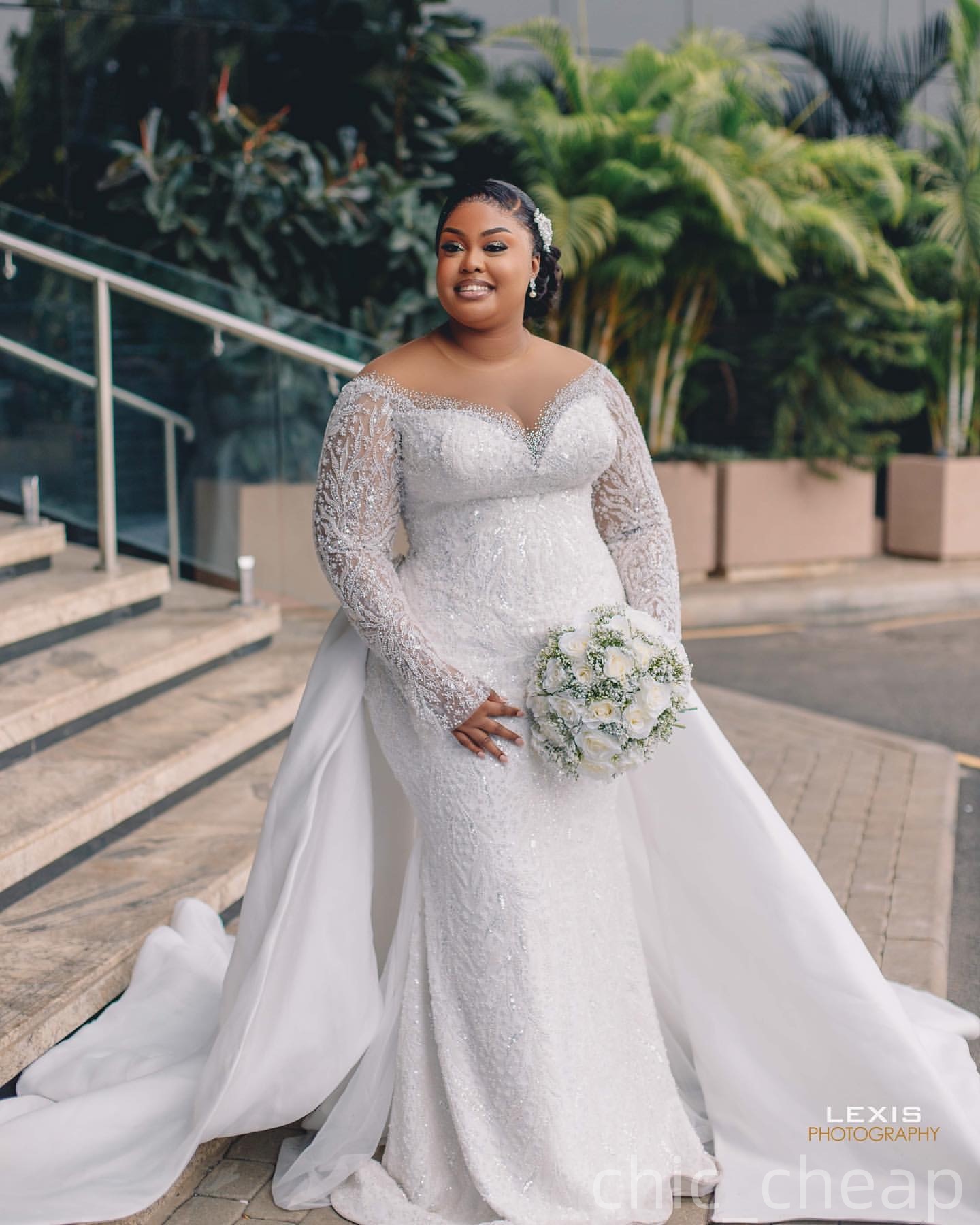 2025 Aso Ebi Plus Size Ivory Wedding Dress Beaded Full Sleeves Sequined Lace Detachable Train Sparkly Vintage Bridal Gowns Dresses ZJ0657