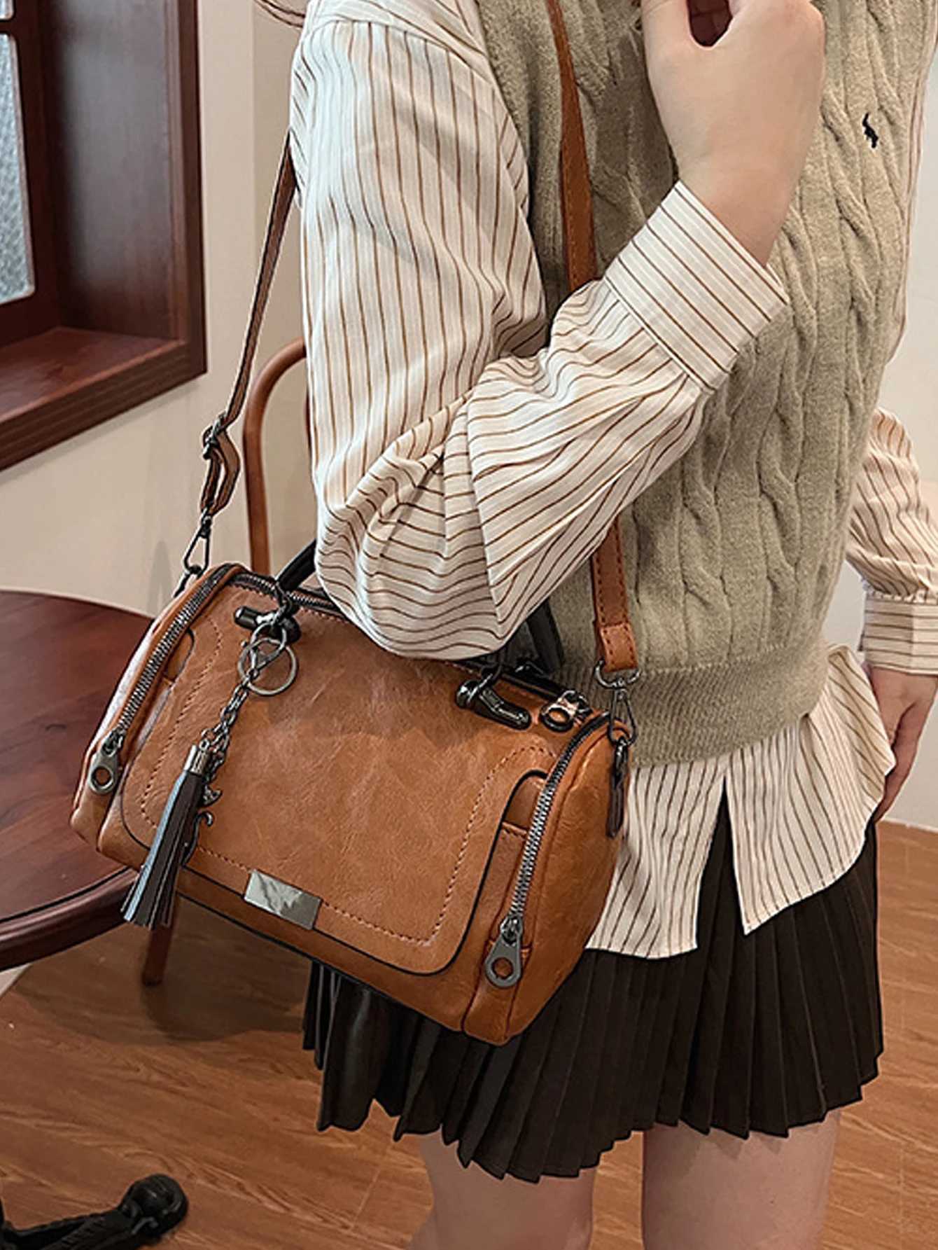 Tassel decorated womens large capacity handbag fashionable zipper crossbody bag with detachable shoulder strapW250512