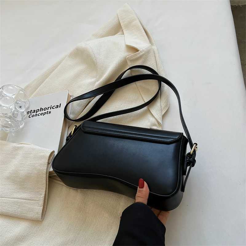 Womens Convertible Saddle Crossbody Shoulder Bag Handbag with 2 Adjustable Straps Casual Purse for Daily Use Work Travel Z250512