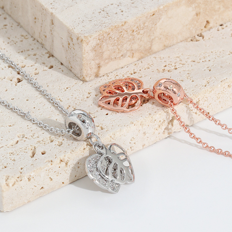 "Diamond-Encrusted Leaf Pendant Necklace - Minimalist Double-Layered Tree Leaf Design, High-End and Elegant"
