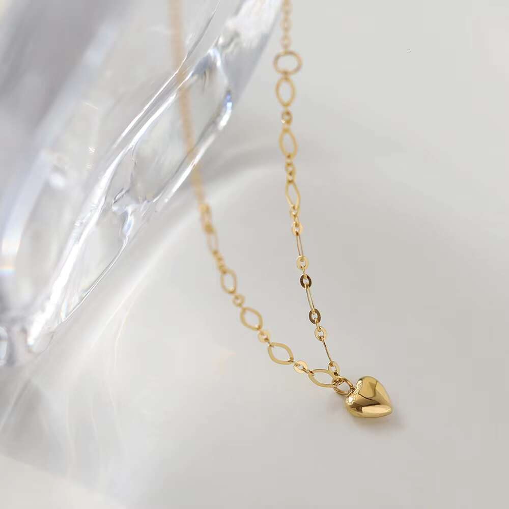 Stainless steel engraved chain cute pendant with heart-shaped design, gold lock bone jewelry for girls, short necklace