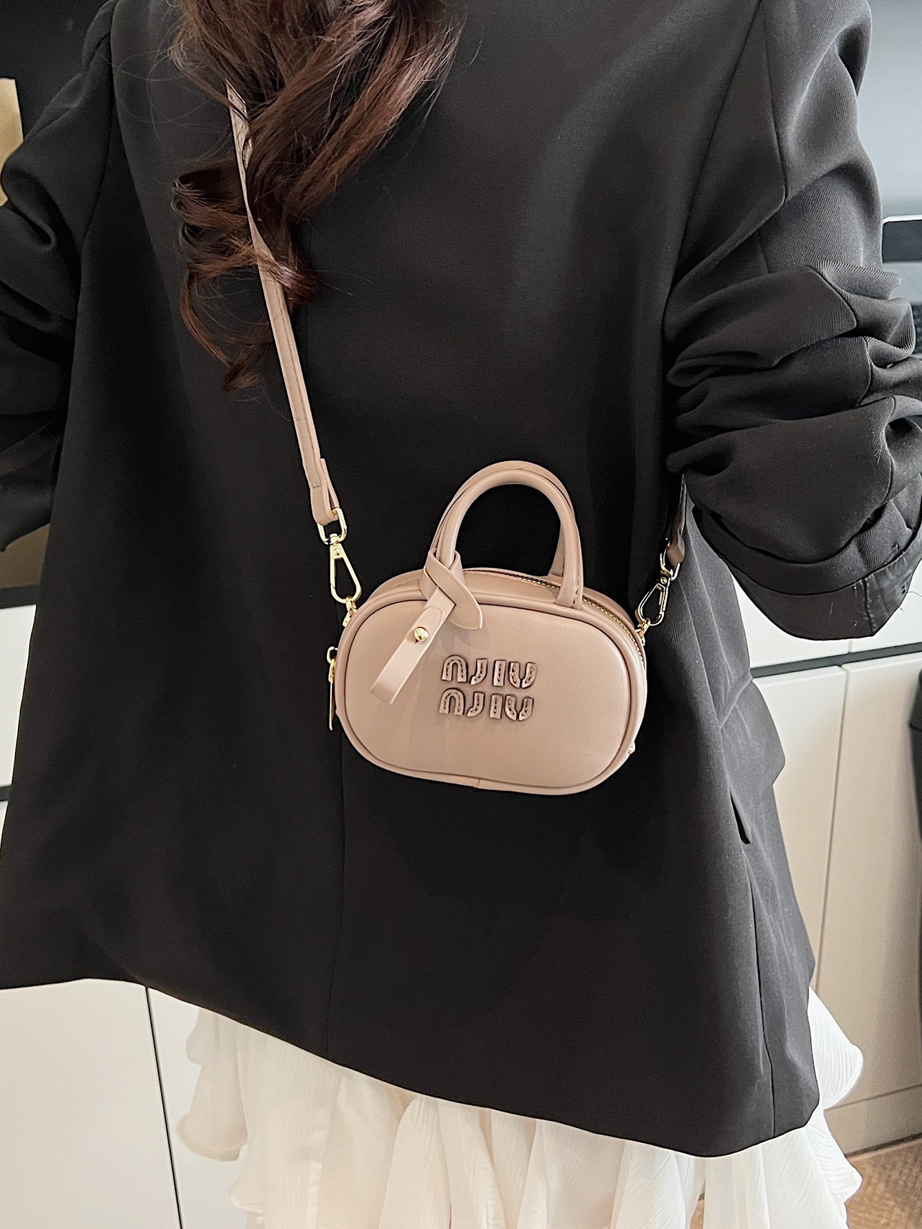 Free shipping: Designer ladies' new retro velvet bowling bag 2025 Trendy and fashionable large-capacity handbag, commuter quality single-shoulder