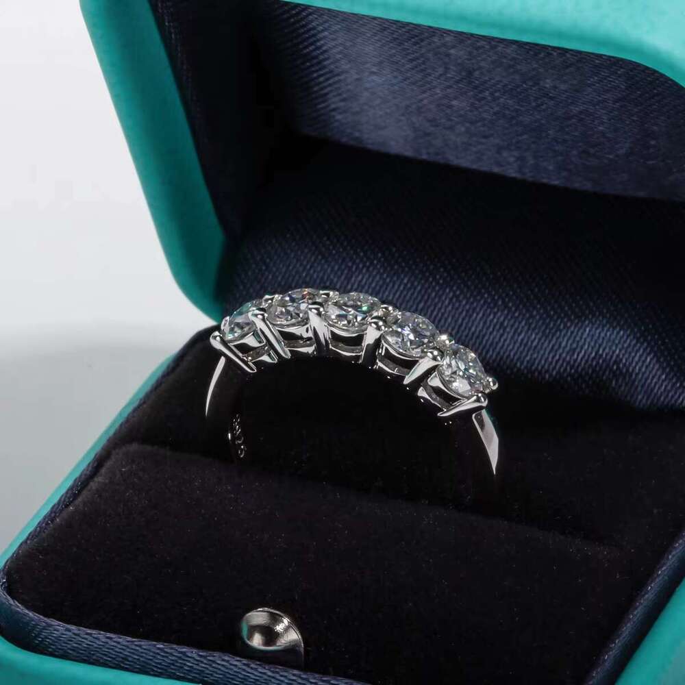 4mm silica D-color wedding ring made of pure silver - elegant and timeless design