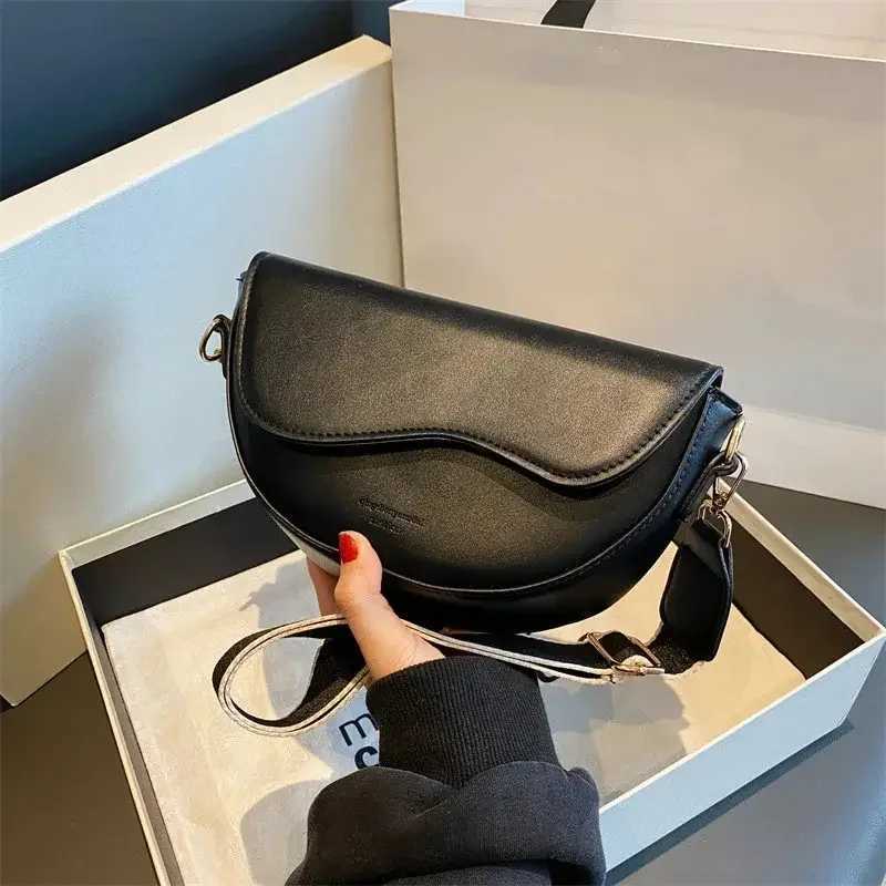 Women Vintage Solid Color Flap Small Saddle Shoulder Underarm Bag Fashion PU Leather Wide Strap Crossbody Bag Z250512
