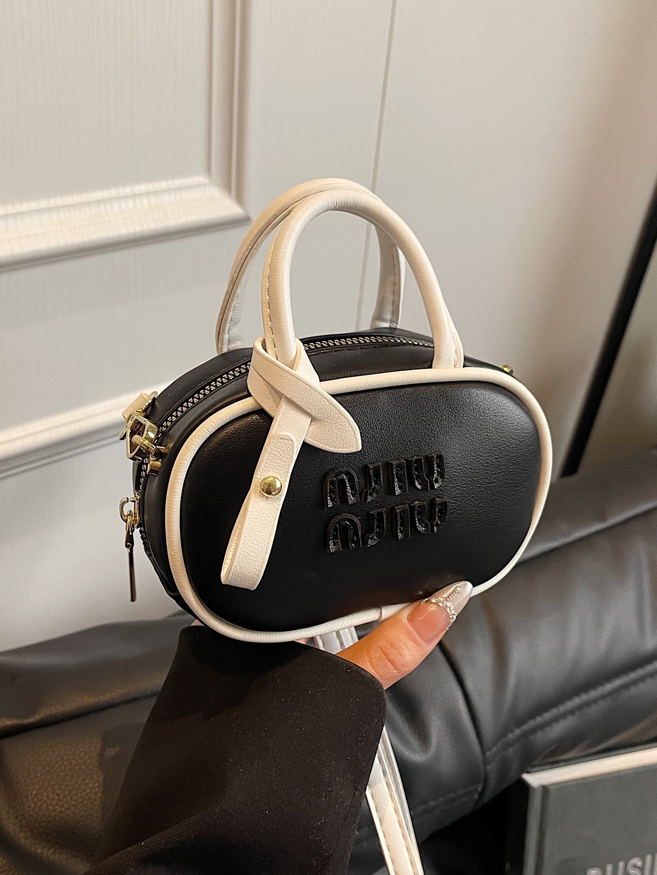 Free shipping: Designer ladies' new retro velvet bowling bag 2025 Trendy and fashionable large-capacity handbag, commuter quality single-shoulder