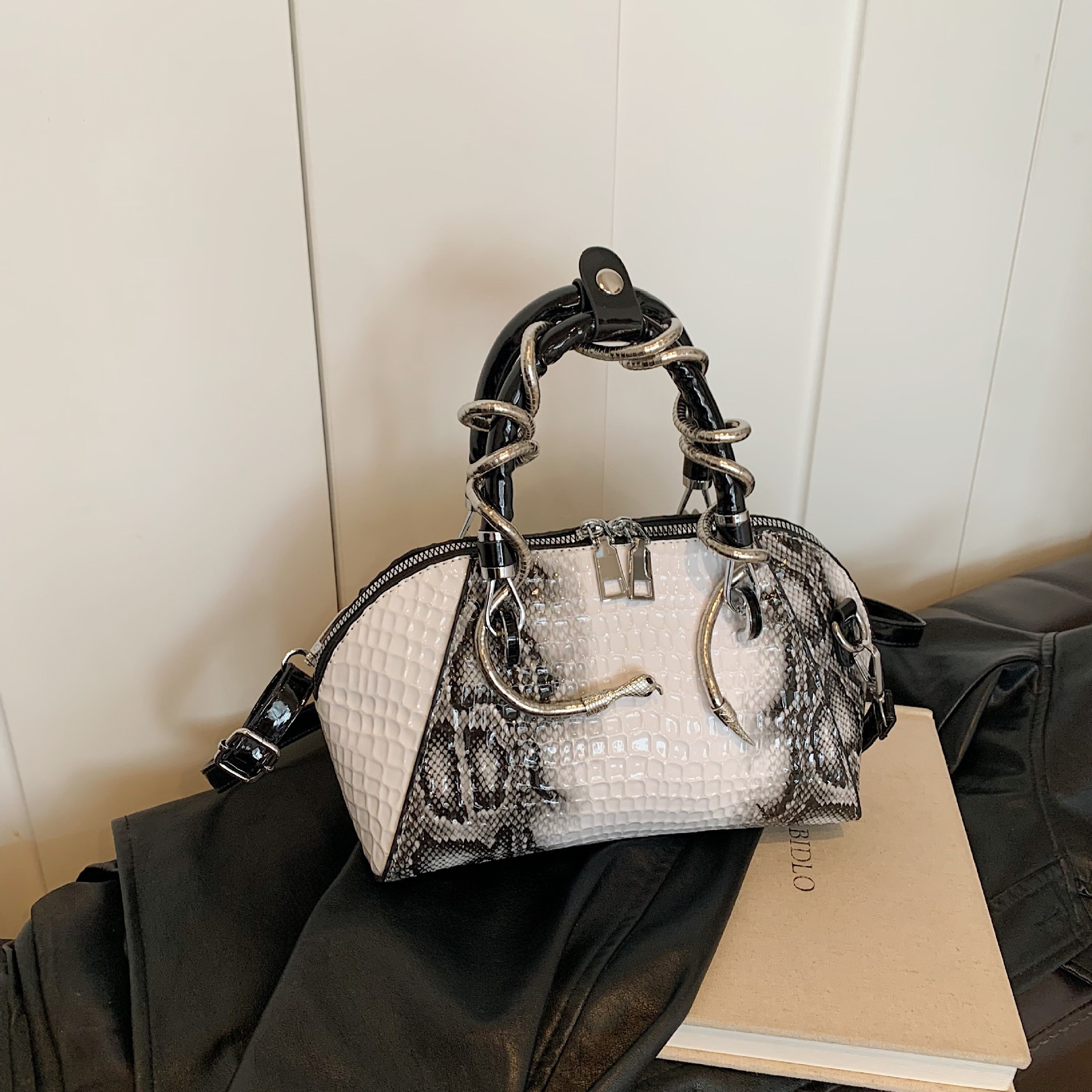 2025 Free Shipping New Women's Designer Bag Fashion Serpentine Shell Women's Texture French Handbag Multi Functional Single Shoulder Slant F