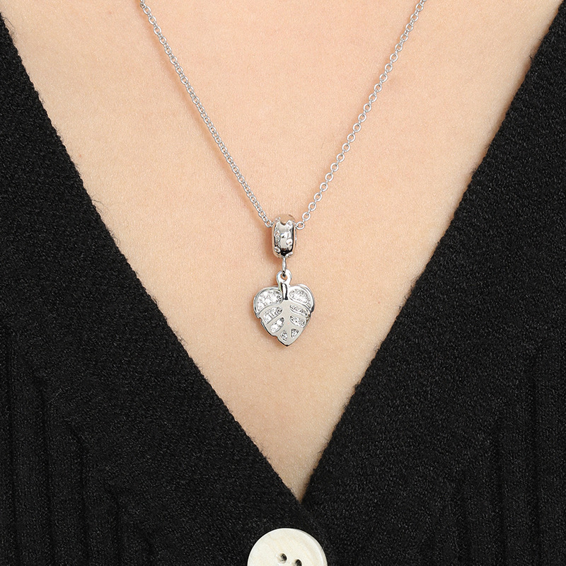 "Diamond-Encrusted Leaf Pendant Necklace - Minimalist Double-Layered Tree Leaf Design, High-End and Elegant"