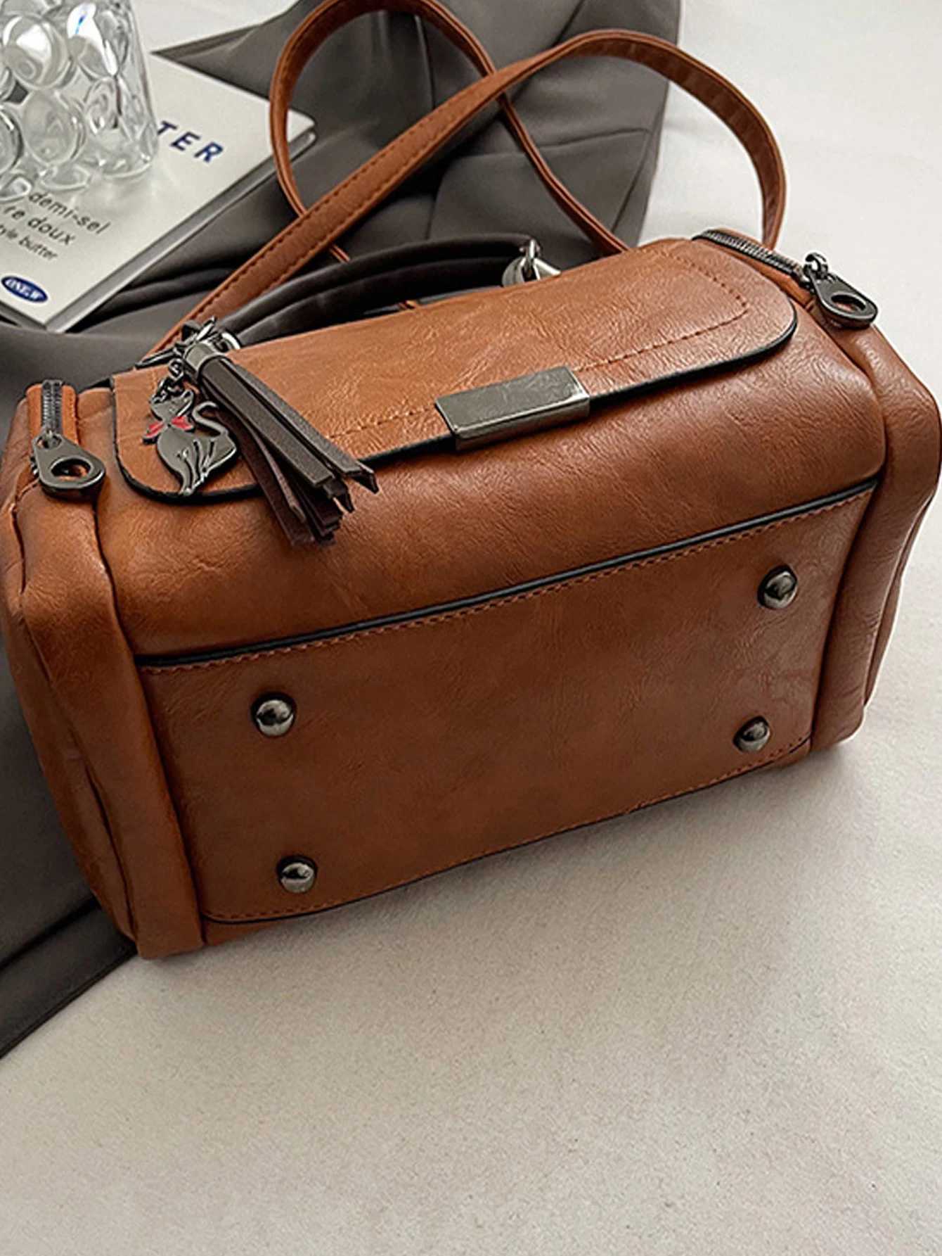 Tassel decorated womens large capacity handbag fashionable zipper crossbody bag with detachable shoulder strapW250512