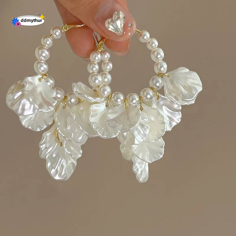 AENSOA Korean White Acrylic Flower Pearl Hoop Earring for Women Fashion Petal Floral Pendientes Earrings Statement Jewelry 2024 ddmythur