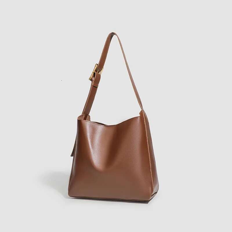 New retro high-end hand-held bucket with soft leather, large capacity, simple single shoulder crossbody bag