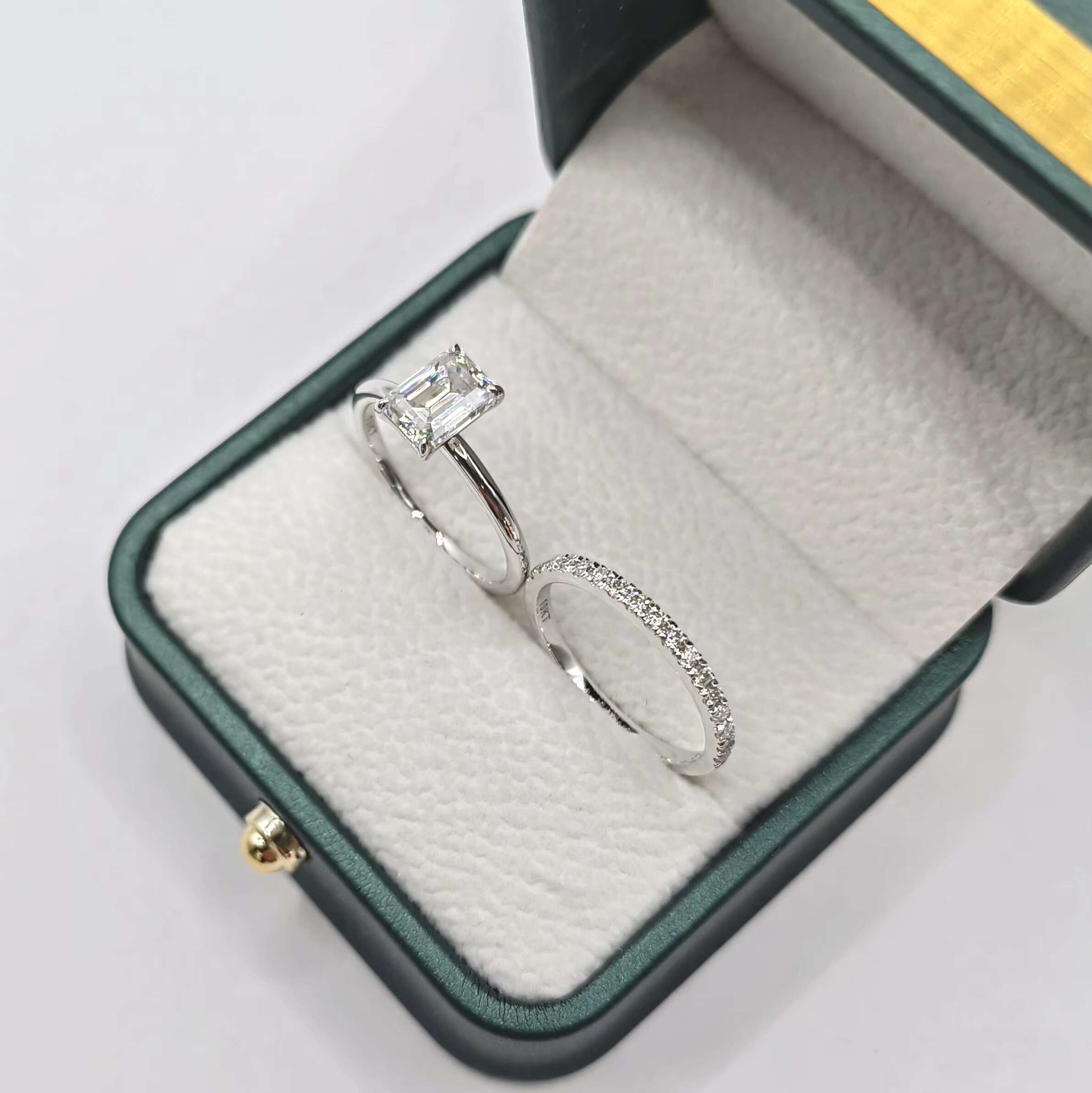 1CT Emerald Cut Moissanite Both Bands 1.5mm Band EM 7.0x5.0mm RD 1.5mmx17pcs US 5.50 10k White Gold Ring Set for Weddings