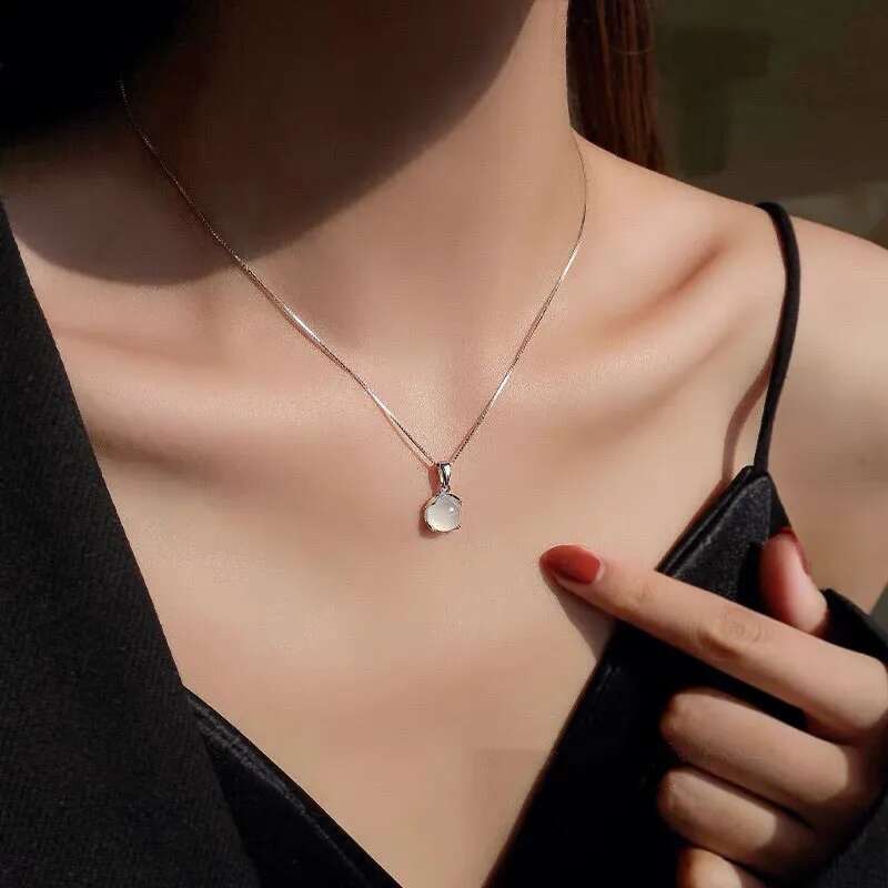 Necklace with pendant of moonstone opshineqo
