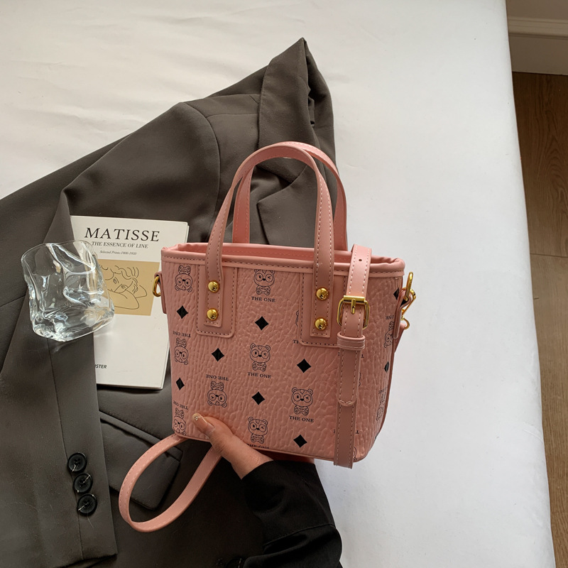Elegant Portable Backpacks for Ladies: Trendy Messengers & Bags Ideal for Everyday Use Designer bag