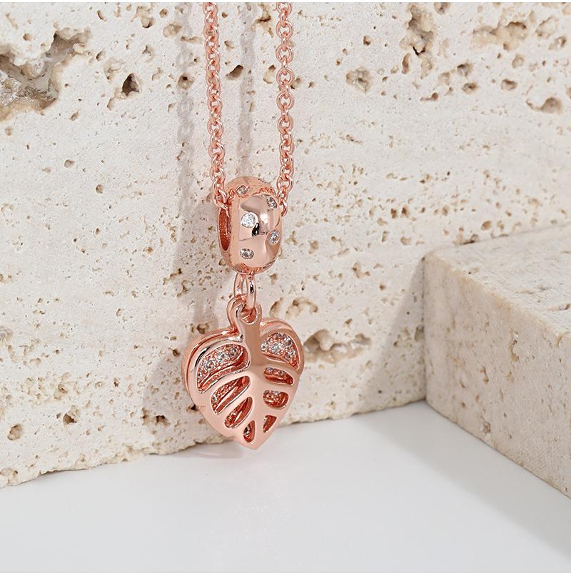 "Diamond-Encrusted Leaf Pendant Necklace - Minimalist Double-Layered Tree Leaf Design, High-End and Elegant"