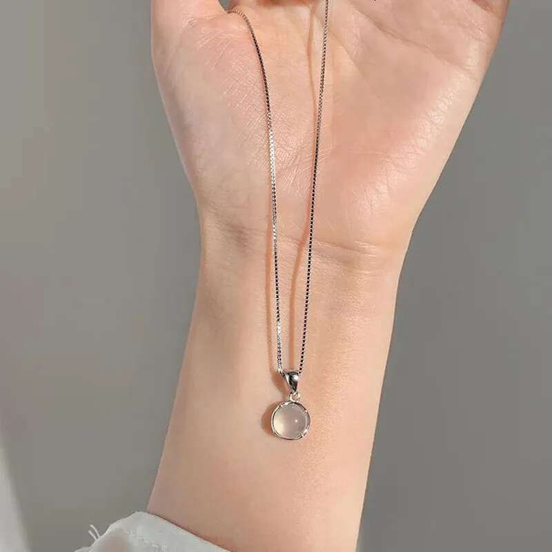 Necklace with pendant of moonstone opshineqo