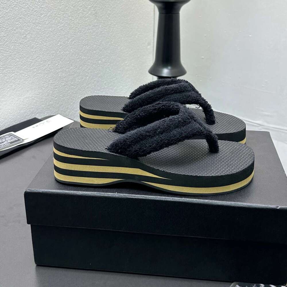 New Women Flip-Flops Med Heels Wedges Slippers Flat Platform Summer Slides Solid Colors Designer Shoes Zapatillas De Mujer