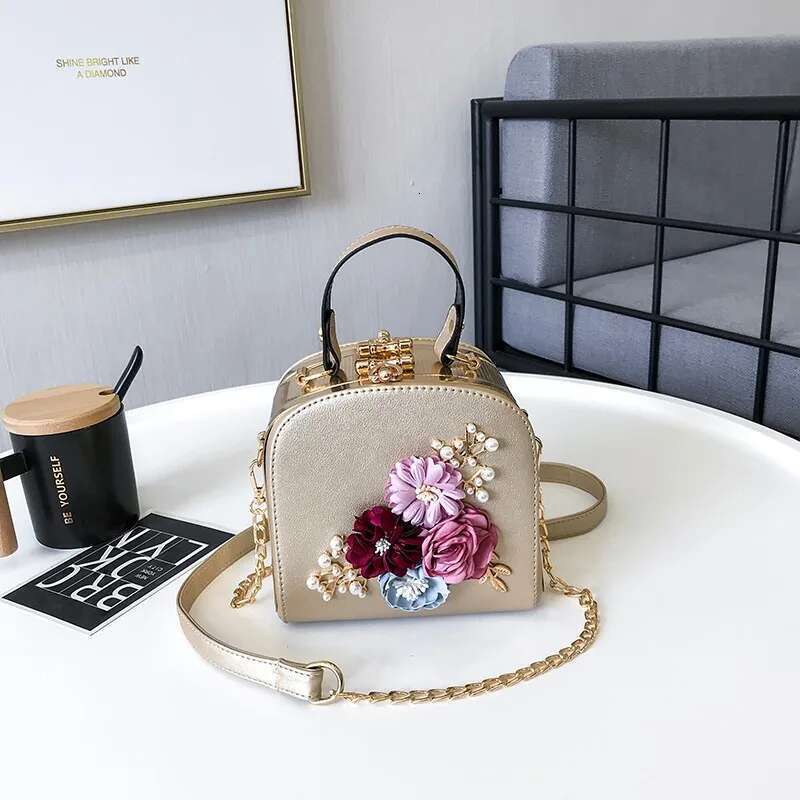 2024 Metal Clip Small Square Bag New Fashion Dinner Flower Diagonal Handbag Shoulder Bags 822