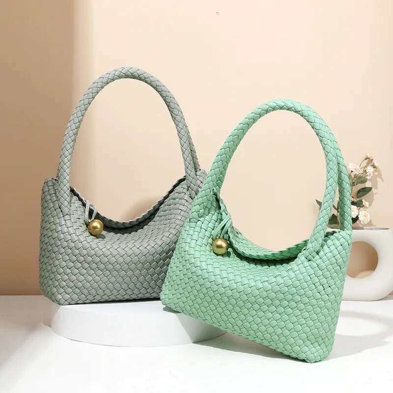 New retro all-handmade large capacity commuting high-end woven single shoulder portable soft leather vegetable basket tote bag