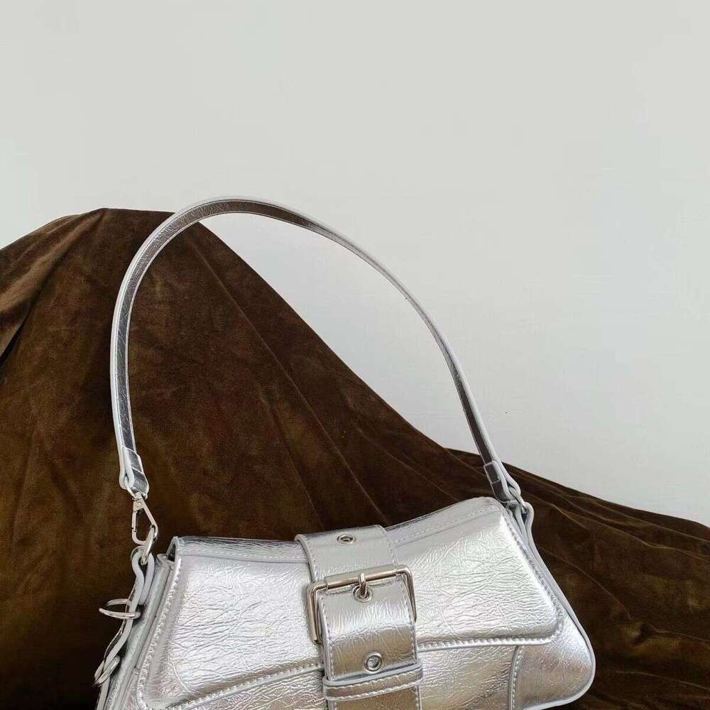 Chaopai Personalized Spicy Girl Small New niche design Chain One Shoulder Medieval Underarm Stick Bag