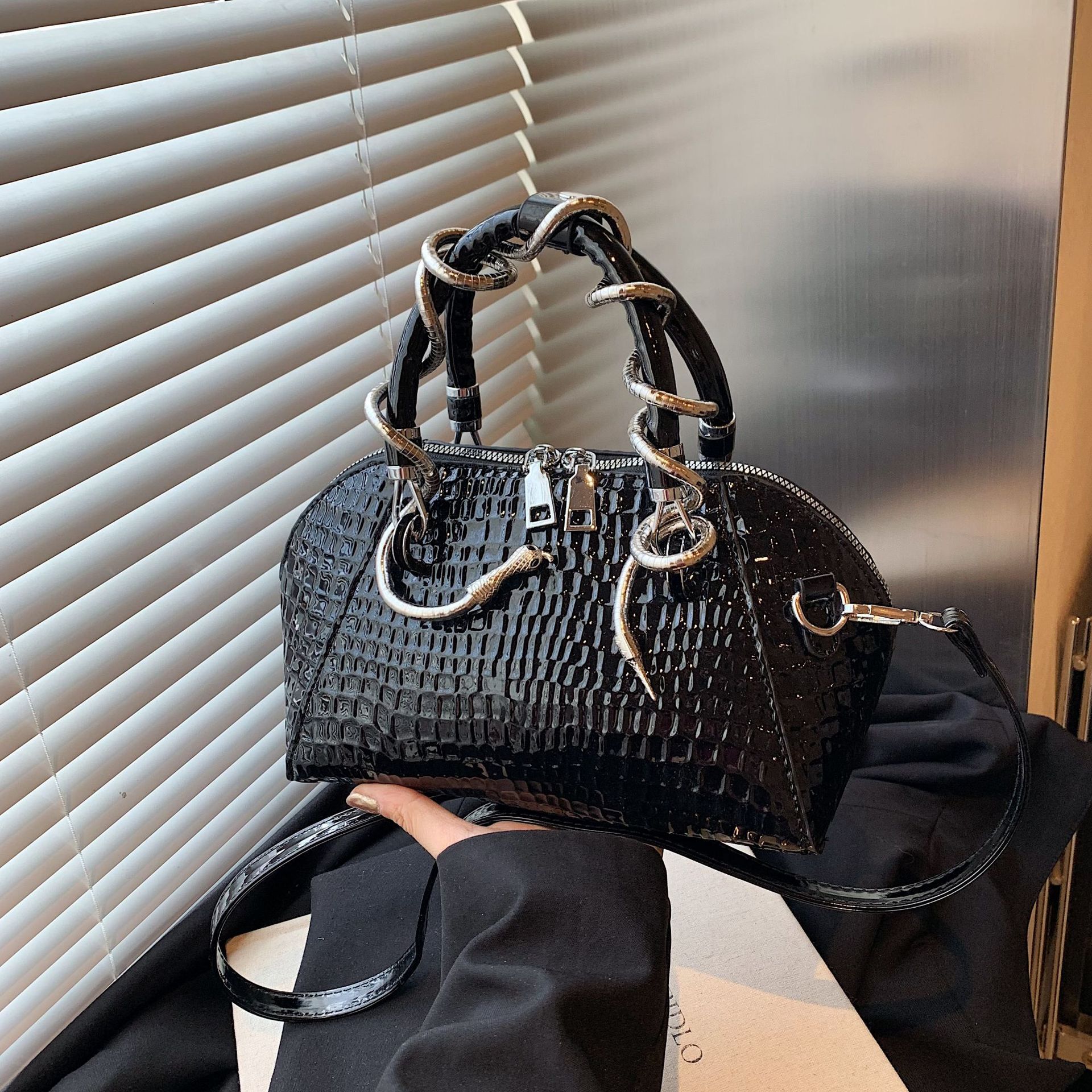 2025 Free Shipping New Women's Designer Bag Fashion Serpentine Shell Women's Texture French Handbag Multi Functional Single Shoulder Slant F