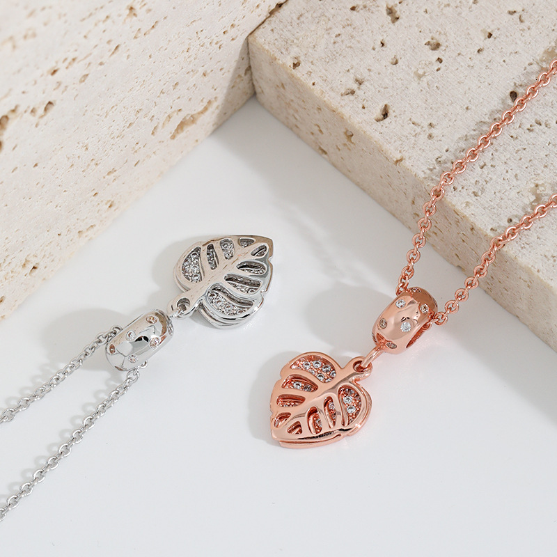 "Diamond-Encrusted Leaf Pendant Necklace - Minimalist Double-Layered Tree Leaf Design, High-End and Elegant"