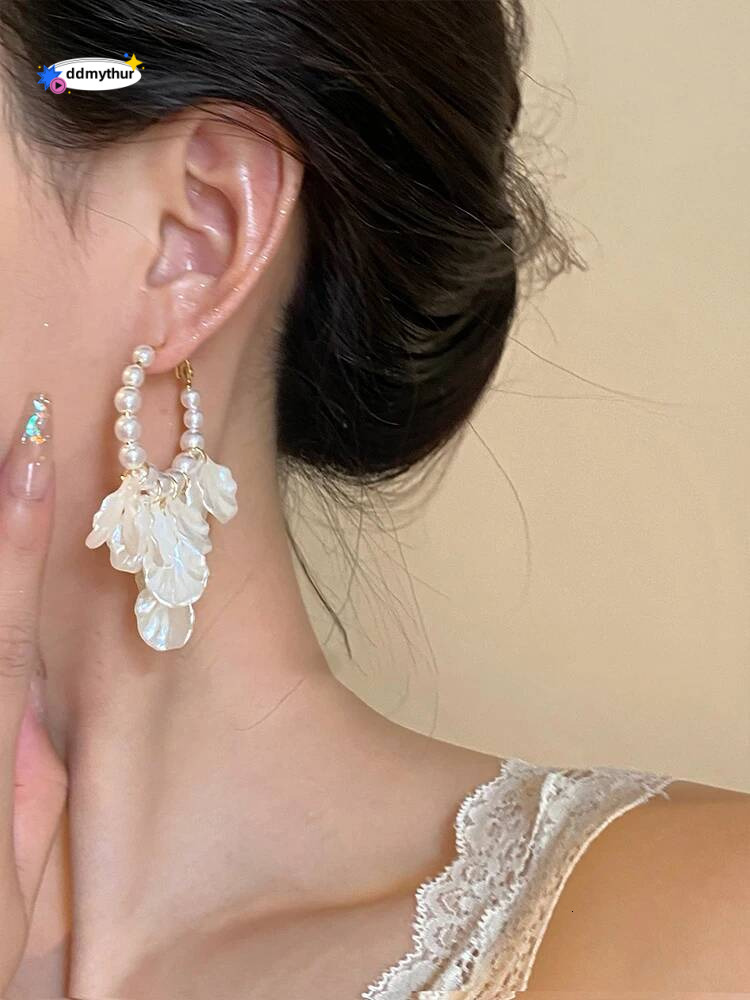 AENSOA Korean White Acrylic Flower Pearl Hoop Earring for Women Fashion Petal Floral Pendientes Earrings Statement Jewelry 2024 ddmythur