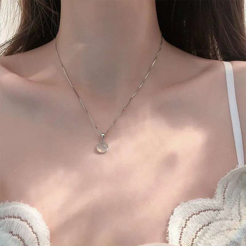Necklace with pendant of moonstone opshineqo