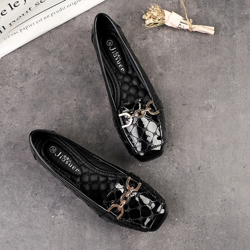 Square-toed bright leather single-shoe women's spring and summer new flat-bottomed soft-soled breathable bean shoes are fashionable and versatile