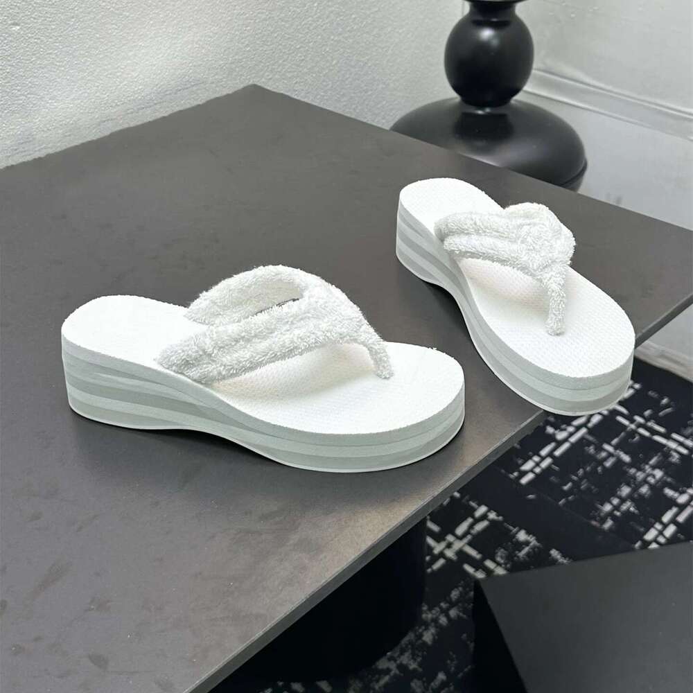 New Women Flip-Flops Med Heels Wedges Slippers Flat Platform Summer Slides Solid Colors Designer Shoes Zapatillas De Mujer