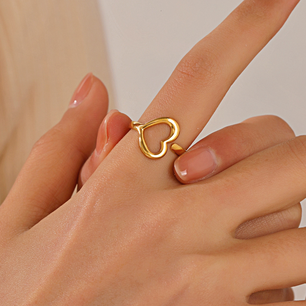 Fashionable stainless heart for women, popular and personalized, with adjustable titanium steel ring opening