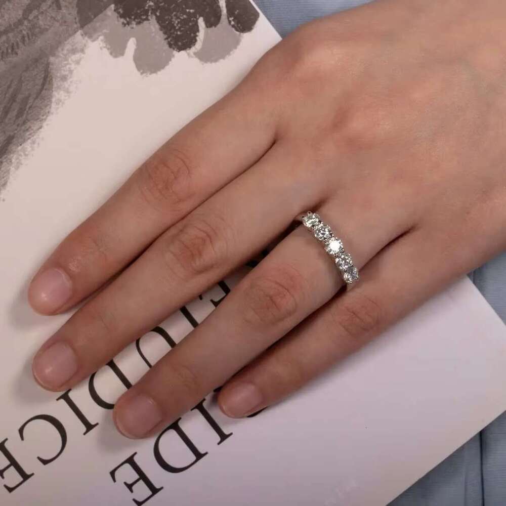 4mm silica D-color wedding ring made of pure silver - elegant and timeless design