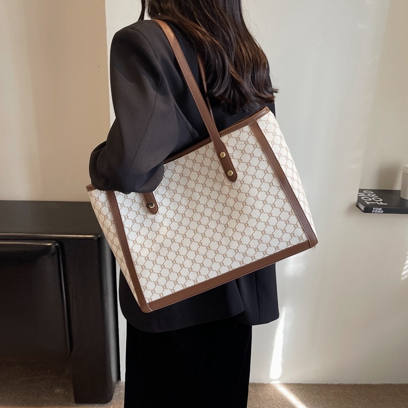 Luxury Brand Designer Bag Advanced And Westernized Hundred Pairs Handheld For Women's 2023 New Fashion Network Red Shoulder With Large Capacity T