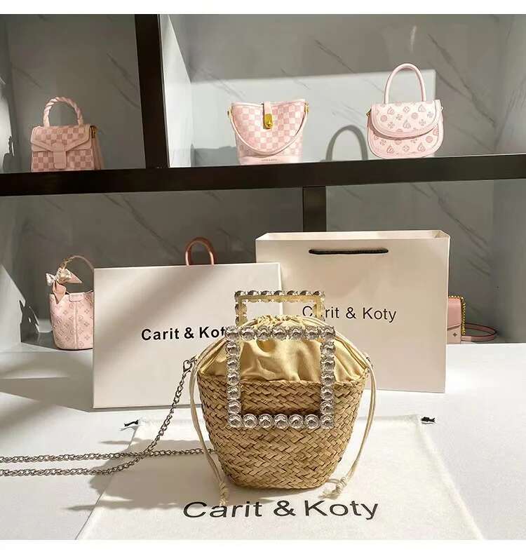 2025 New Women's Designer Bag Outdoor Leisure Bag Crystal Diaz Metal Handle Women's Handbag Straw Weaving Handmade Bucket Vacation Beach Bag