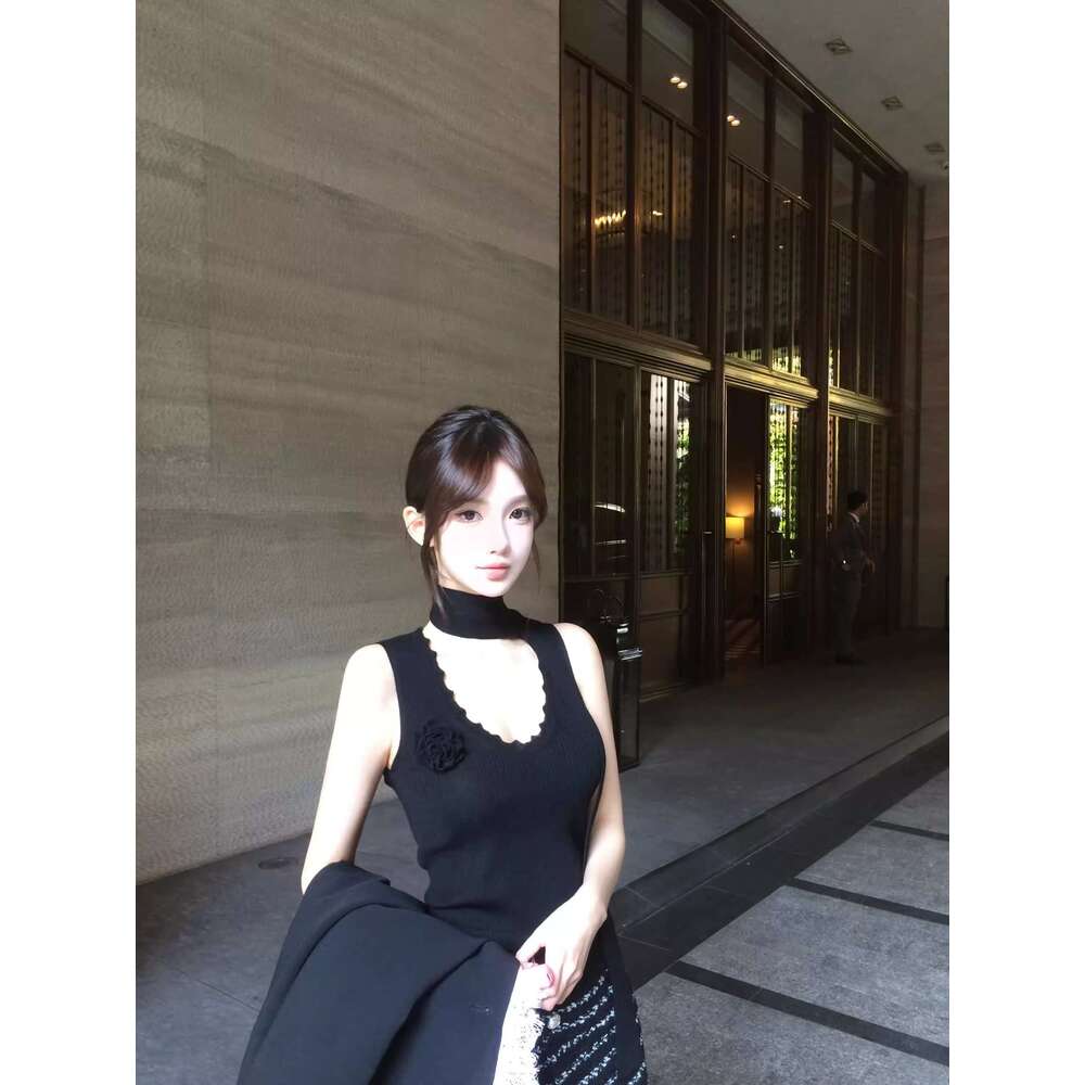NAOMI three-dimensional flower design, niche slim fit and slimming, French dark style knitted camisole vest, ribbon top