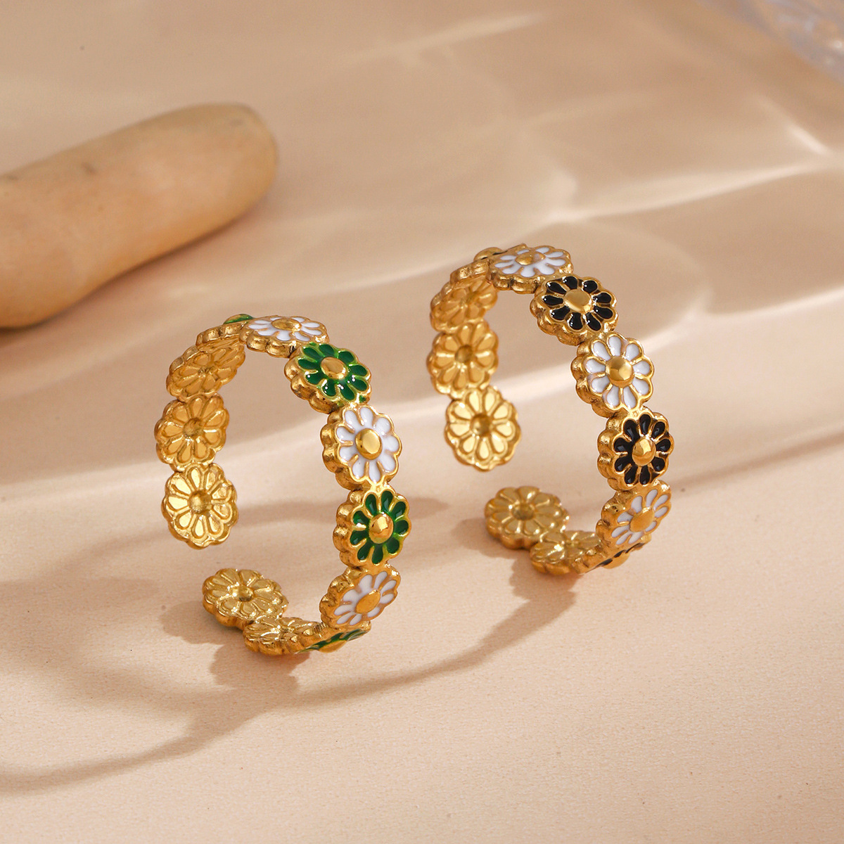 Fashionable stainless steel with niche design sense, fashionable and versatile opening adjustment, small flower