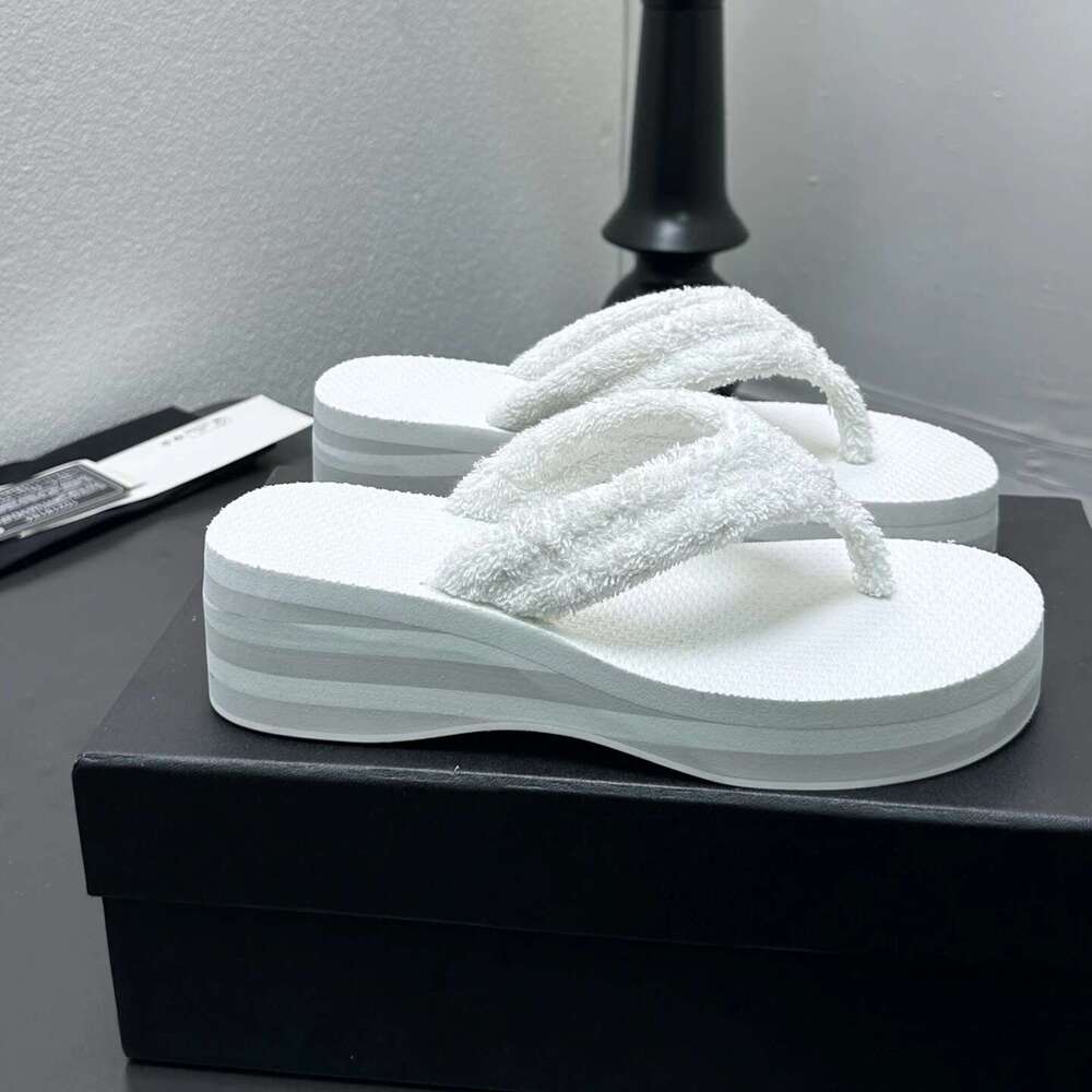 New Women Flip-Flops Med Heels Wedges Slippers Flat Platform Summer Slides Solid Colors Designer Shoes Zapatillas De Mujer