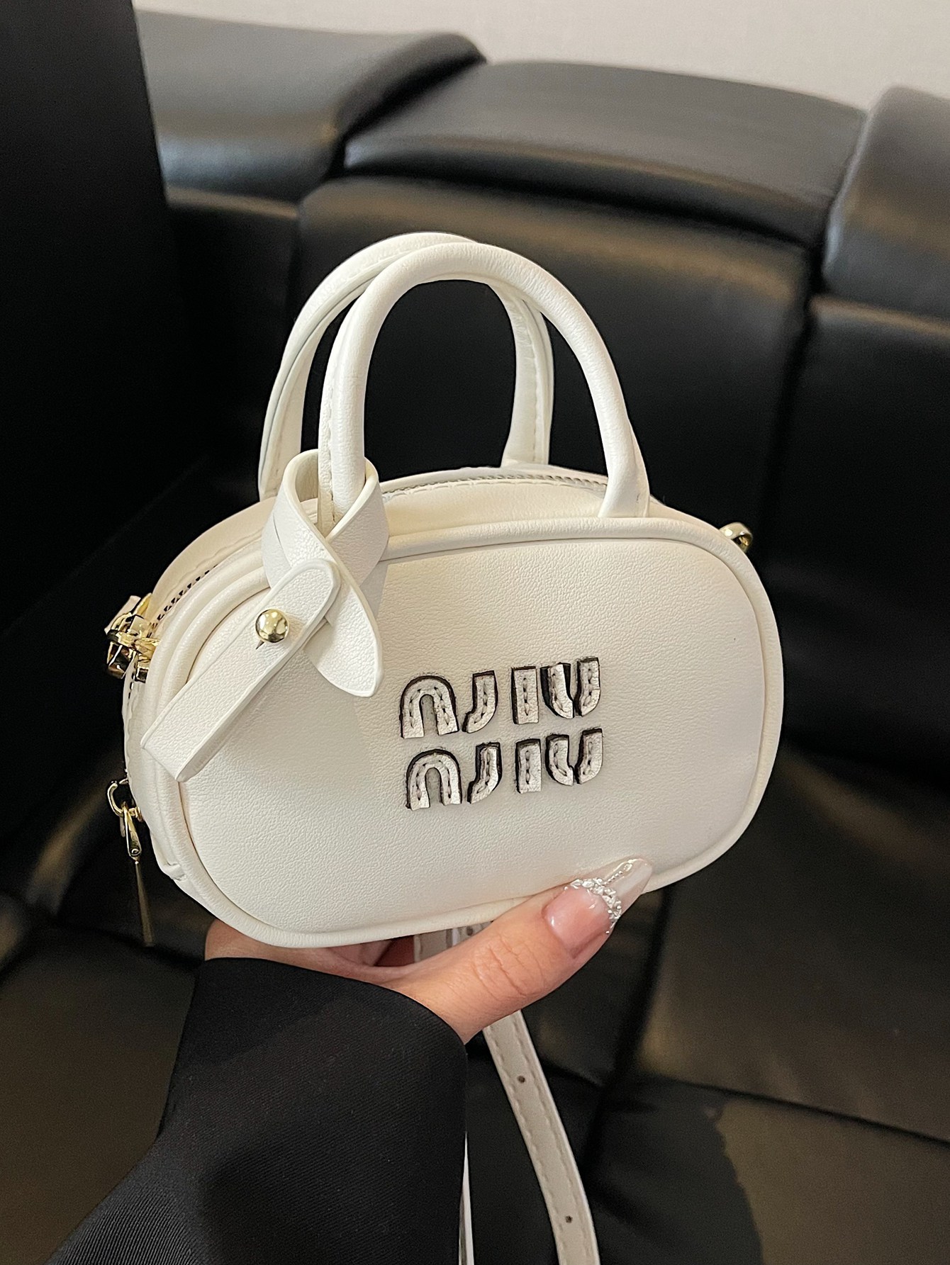 Free shipping: Designer ladies' new retro velvet bowling bag 2025 Trendy and fashionable large-capacity handbag, commuter quality single-shoulder