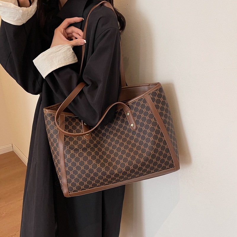 Luxury Brand Designer Bag Advanced And Westernized Hundred Pairs Handheld For Women's 2023 New Fashion Network Red Shoulder With Large Capacity T