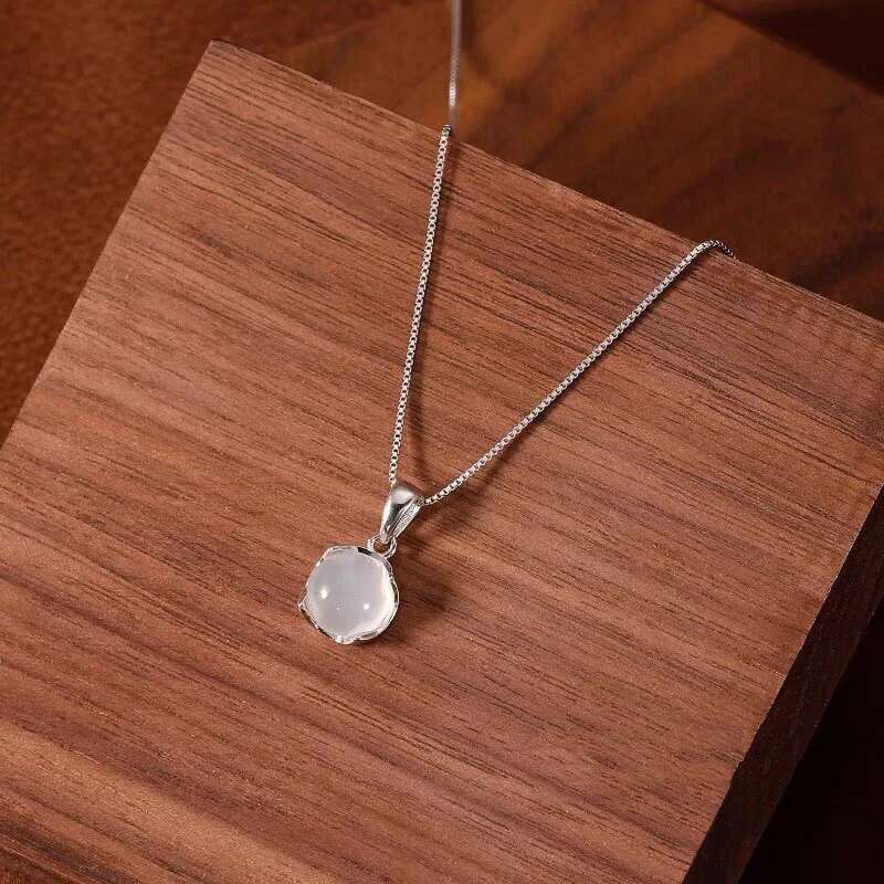 Necklace with pendant of moonstone opshineqo