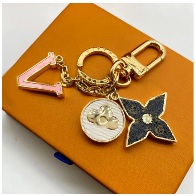 Luxury designers keychains Letters with diamonds designers keychain top Car Key Chain Women Buckle jewelry Keyring Bags Pendant Exquisite Gift 985