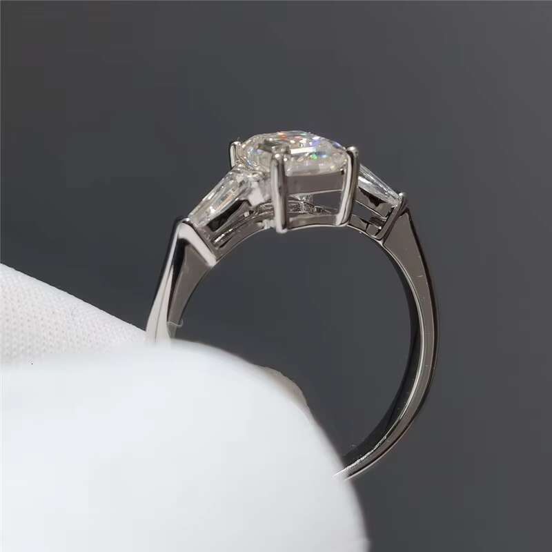 New Arrival Silver 925 Original 1 Ct Diamond Test Past Excellent Cut 1 Ct Sparkling D Color Emerald Moissanite Ring
