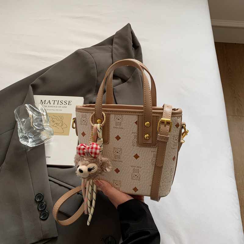 Elegant Portable Backpacks for Ladies: Trendy Messengers & Bags Ideal for Everyday Use Designer bag
