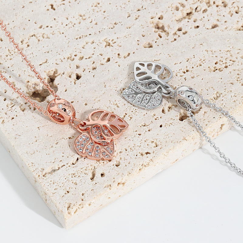 "Diamond-Encrusted Leaf Pendant Necklace - Minimalist Double-Layered Tree Leaf Design, High-End and Elegant"