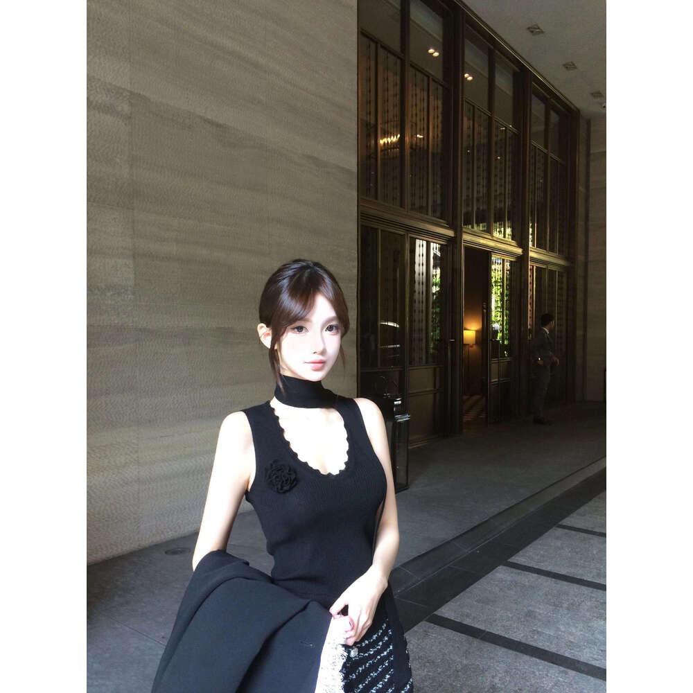 NAOMI three-dimensional flower design, niche slim fit and slimming, French dark style knitted camisole vest, ribbon top