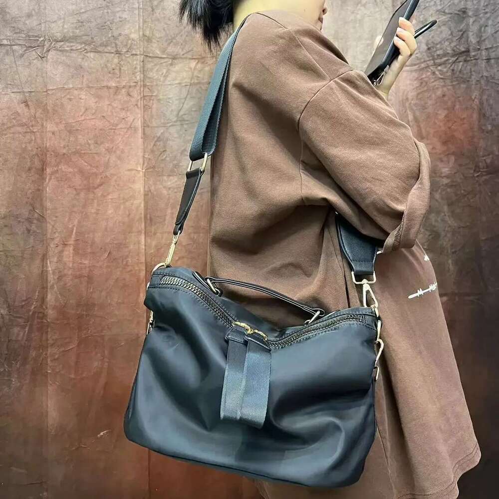 Women's Stylish Lightweight Handbag Daily Use Multifunctional Large Capacity Shoulder Messenger Bag