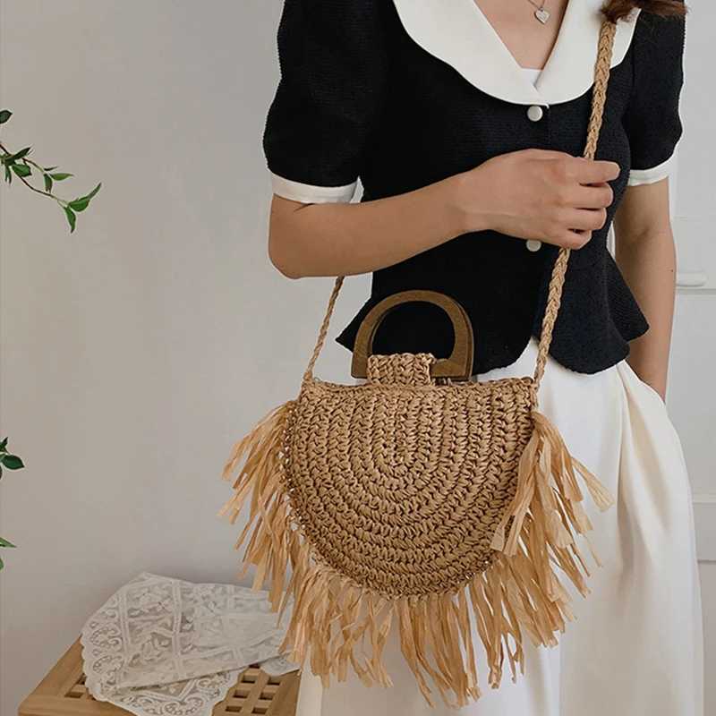 Fashion Straw Woven Shoulder Messenger Bags Womens Saddle Designer Luxury Crossbody Bag Summer Beach Female Tassel HandbagXJ250512